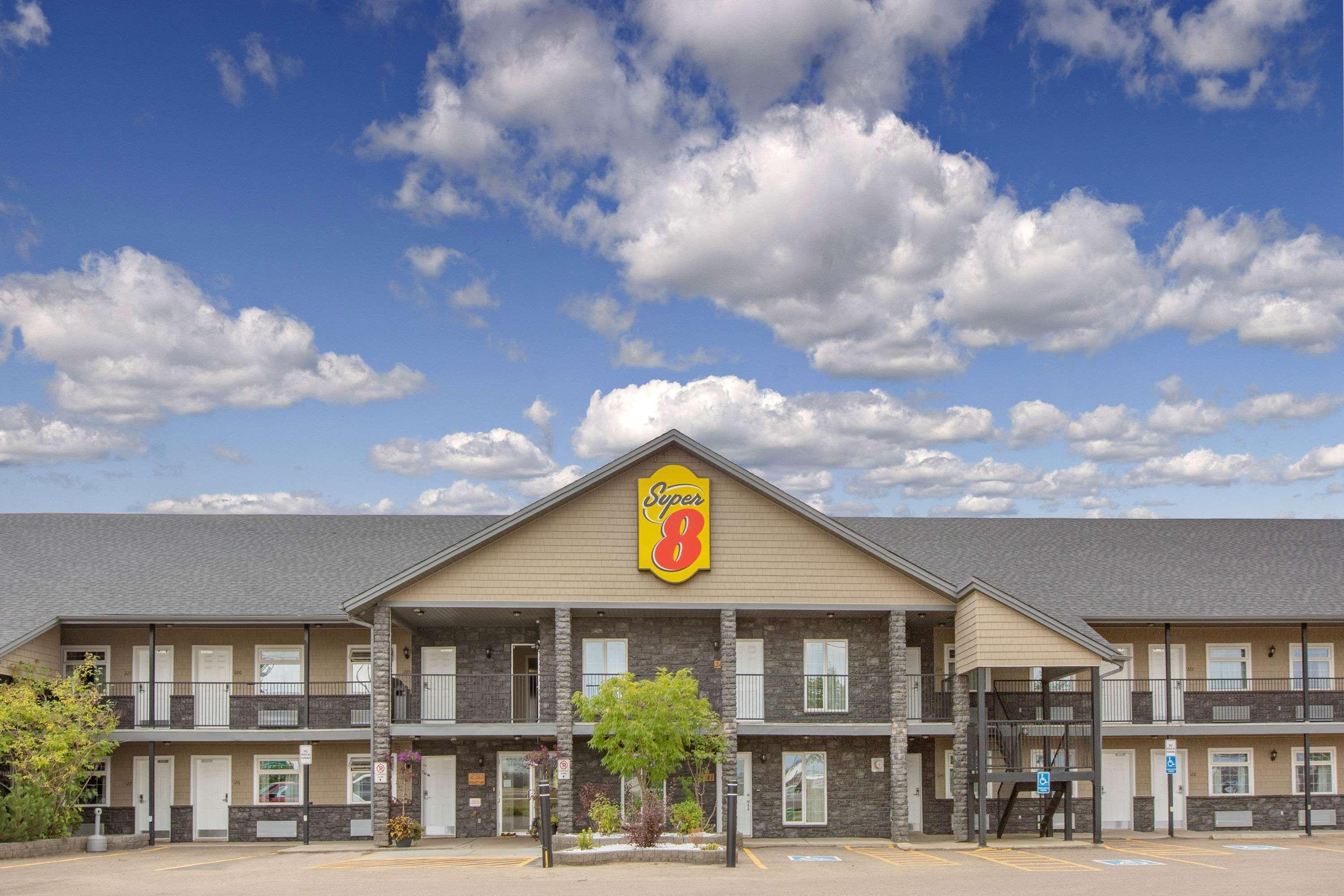 Super 8 By Wyndham Fort Mcmurray Motel Exterior photo